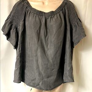 White Birch Gray Smocked short sleeve top. 
Size‎ XL